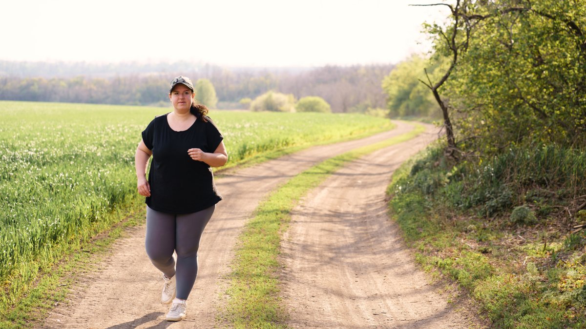 Kvinna som joggar - fysisk aktivitet ökar ämnesomsättningen