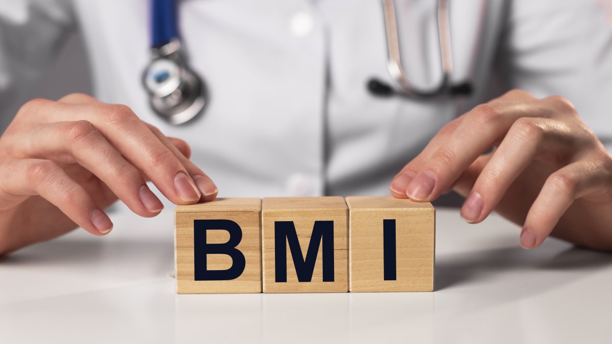 Läkare håller skylt med BMI - Body Mass Index