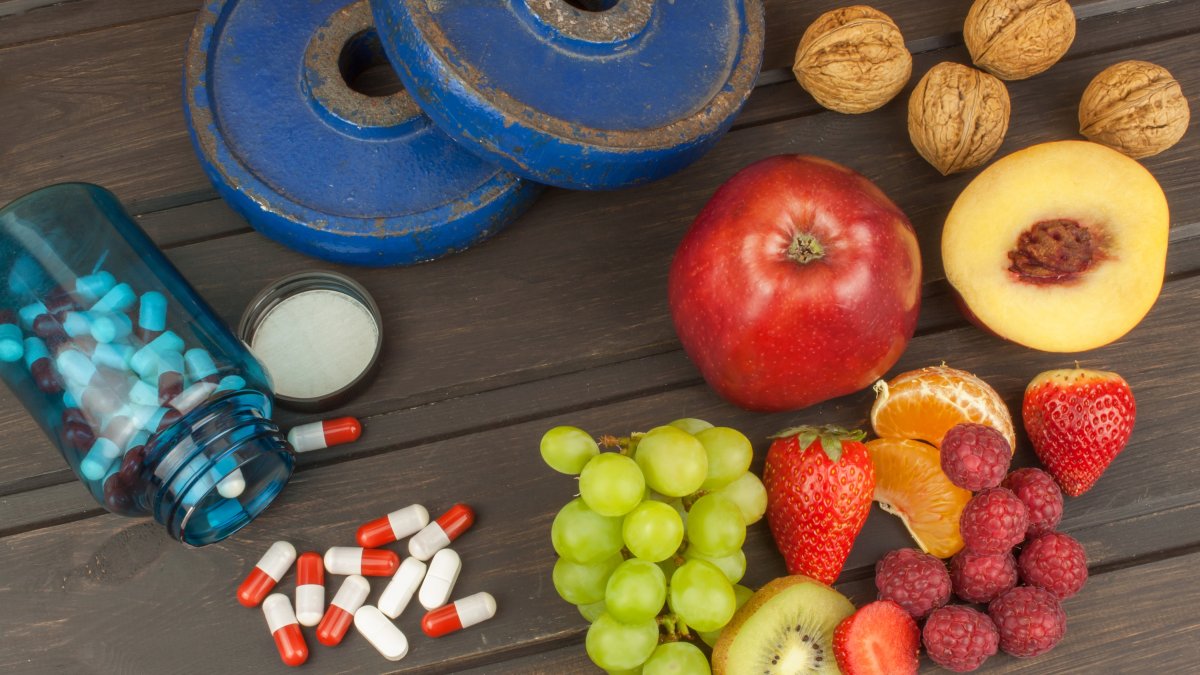 Kosttillskott, frukt och hantlar för viktminskning
